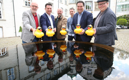 Matthias Nerlich und Tobias Heilmann sind auch dabei: Das Gifhorner Entenrennen freut sich über Unterstützung