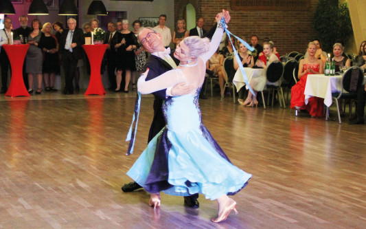 Mehr Glanz und Glamour gehen nicht - Der TSC Gifhorn wartet mit Showtanzweltmeistern und Top-Events auf