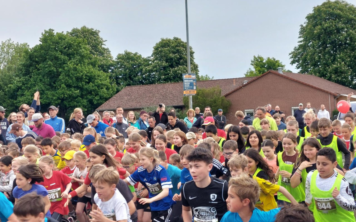 Meinerser Abendlauf: Die 38. Auflage für Profis bis Schulkinder lockt Hunderte Läufer und Besucher ins begeisterte Dorf