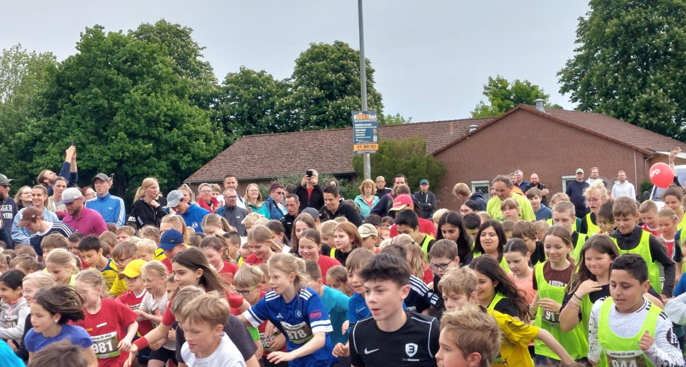 Meinerser Abendlauf: Die 38. Auflage für Profis bis Schulkinder lockt Hunderte Läufer und Besucher ins begeisterte Dorf