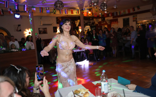 Mexiko, Griechenland, Polen und und und... Zahlreiche Damen aus aller Welt feiern den Weltfrauentag in Michas Tanzlokal - KURT zeigt Euch die schönsten Bilder