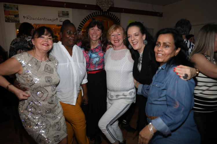 Mexiko, Griechenland, Polen und und und... Zahlreiche Damen aus aller Welt feiern den Weltfrauentag in Michas Tanzlokal - KURT zeigt Euch die schönsten Bilder