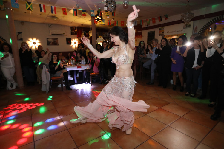 Mexiko, Griechenland, Polen und und und... Zahlreiche Damen aus aller Welt feiern den Weltfrauentag in Michas Tanzlokal - KURT zeigt Euch die schönsten Bilder