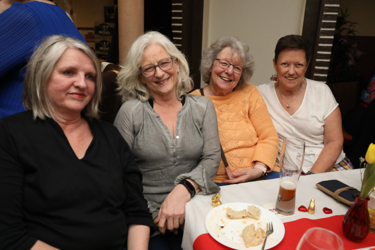 Mexiko, Griechenland, Polen und und und... Zahlreiche Damen aus aller Welt feiern den Weltfrauentag in Michas Tanzlokal - KURT zeigt Euch die schönsten Bilder