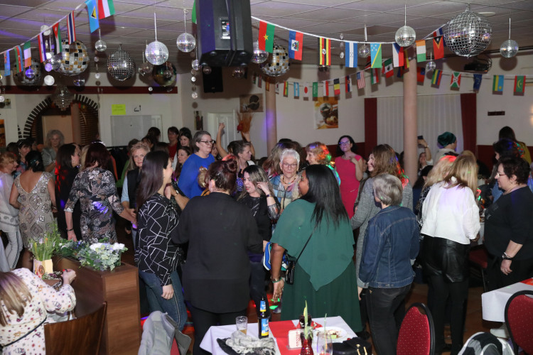 Mexiko, Griechenland, Polen und und und... Zahlreiche Damen aus aller Welt feiern den Weltfrauentag in Michas Tanzlokal - KURT zeigt Euch die schönsten Bilder