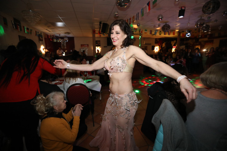 Mexiko, Griechenland, Polen und und und... Zahlreiche Damen aus aller Welt feiern den Weltfrauentag in Michas Tanzlokal - KURT zeigt Euch die schönsten Bilder