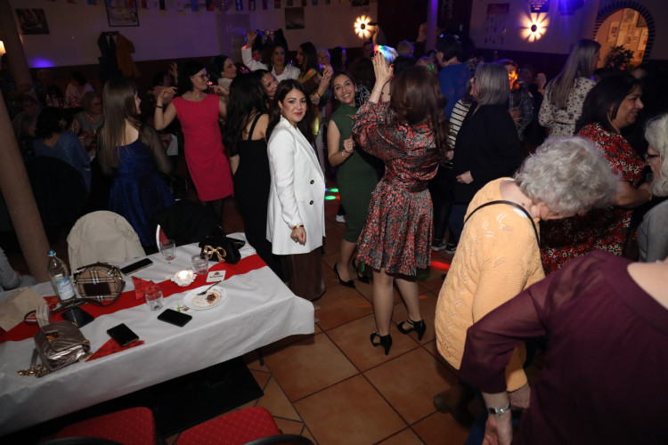 Mexiko, Griechenland, Polen und und und... Zahlreiche Damen aus aller Welt feiern den Weltfrauentag in Michas Tanzlokal - KURT zeigt Euch die schönsten Bilder