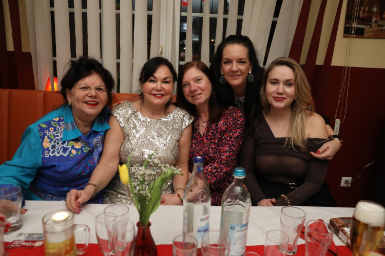 Mexiko, Griechenland, Polen und und und... Zahlreiche Damen aus aller Welt feiern den Weltfrauentag in Michas Tanzlokal - KURT zeigt Euch die schönsten Bilder