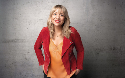 Mirja Regensburg zeigt uns den Weg zum Glück: Comedy-Show am 22. Oktober in der Stadthalle Gifhorn