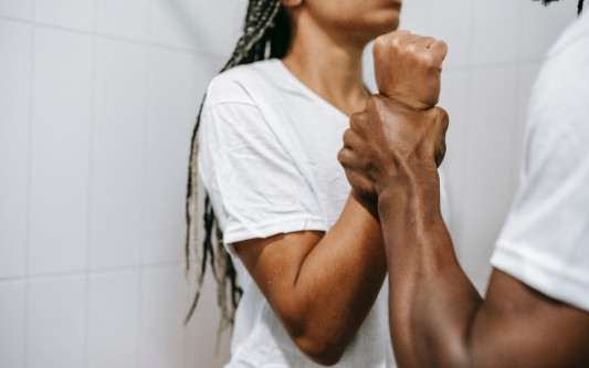 Mit dem Daumen auf dem Bier feiern müssen: KURT-Kolumnistin Marieke Eichner denkt über Femizide nach