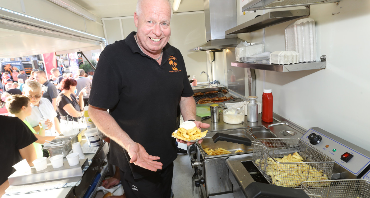 Mit diesem Foodtruck für alle Feste gerüstet: Der neue Imbisswagen von Malibu-Chef Thomas Hepe ist endlich im Einsatz