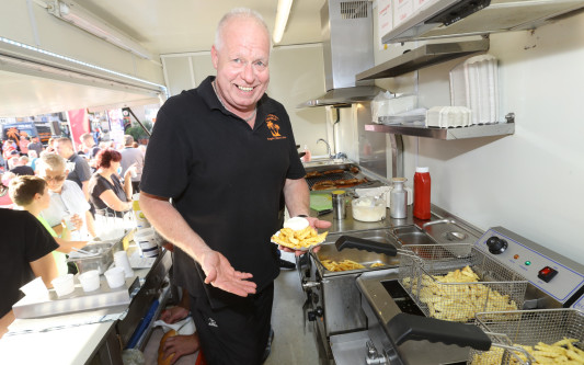 Mit diesem Foodtruck für alle Feste gerüstet: Der neue Imbisswagen von Malibu-Chef Thomas Hepe ist endlich im Einsatz