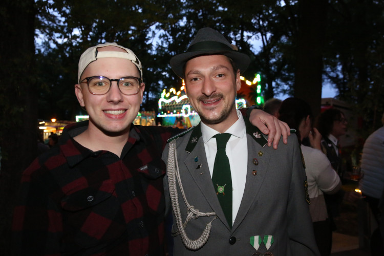 Mit einem 70 Teiler erschoss sich Melvin Küster den Majestätentitel - Das sind die schönsten Bilder vom Schützenfest in Isenbüttel