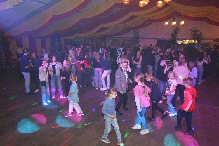 Mit einem 70 Teiler erschoss sich Melvin Küster den Majestätentitel - Das sind die schönsten Bilder vom Schützenfest in Isenbüttel