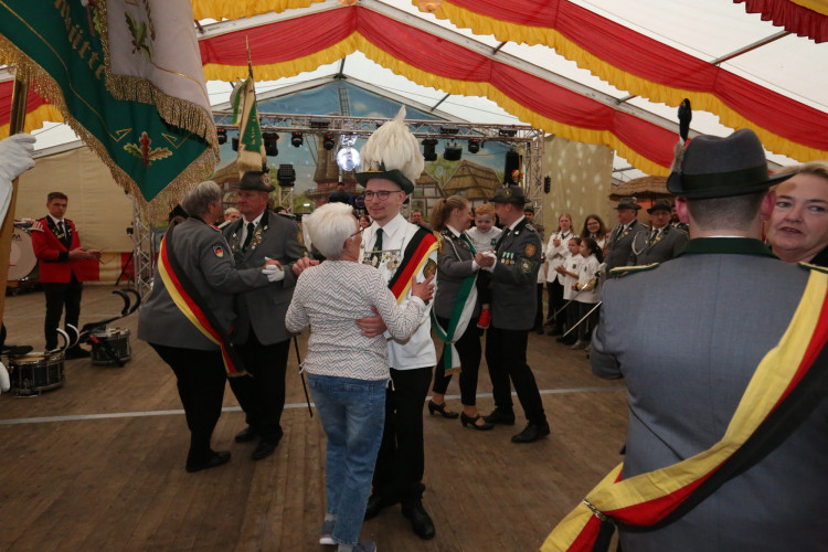Mit einem 70 Teiler erschoss sich Melvin Küster den Majestätentitel - Das sind die schönsten Bilder vom Schützenfest in Isenbüttel