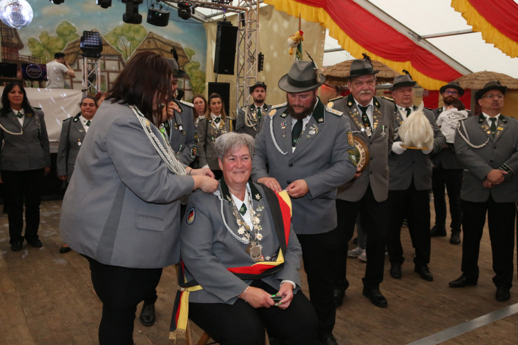 Mit einem 70 Teiler erschoss sich Melvin Küster den Majestätentitel - Das sind die schönsten Bilder vom Schützenfest in Isenbüttel