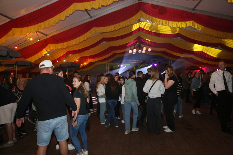 Mit einem 70 Teiler erschoss sich Melvin Küster den Majestätentitel - Das sind die schönsten Bilder vom Schützenfest in Isenbüttel