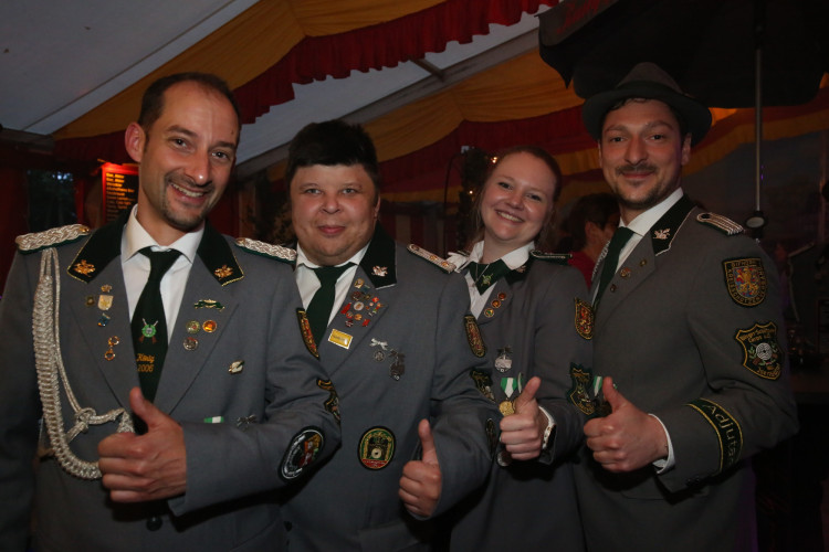 Mit einem 70 Teiler erschoss sich Melvin Küster den Majestätentitel - Das sind die schönsten Bilder vom Schützenfest in Isenbüttel