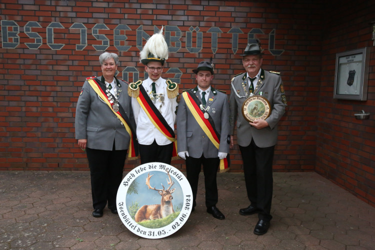 Mit einem 70 Teiler erschoss sich Melvin Küster den Majestätentitel - Das sind die schönsten Bilder vom Schützenfest in Isenbüttel