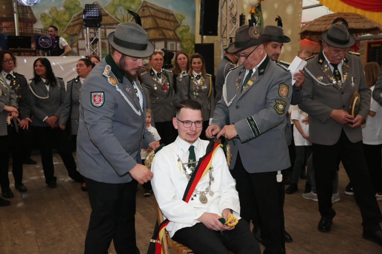 Mit einem 70 Teiler erschoss sich Melvin Küster den Majestätentitel - Das sind die schönsten Bilder vom Schützenfest in Isenbüttel