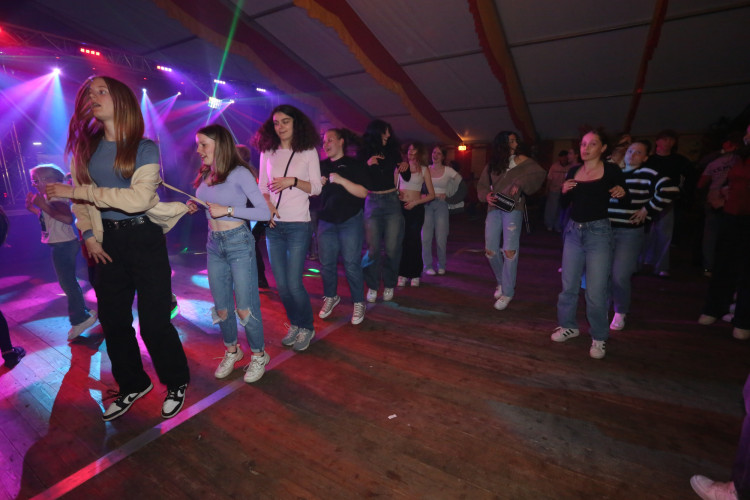 Mit einem 70 Teiler erschoss sich Melvin Küster den Majestätentitel - Das sind die schönsten Bilder vom Schützenfest in Isenbüttel