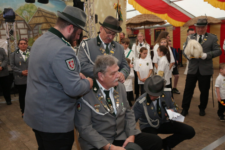 Mit einem 70 Teiler erschoss sich Melvin Küster den Majestätentitel - Das sind die schönsten Bilder vom Schützenfest in Isenbüttel