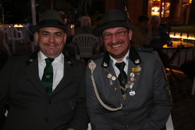 Mit einem 70 Teiler erschoss sich Melvin Küster den Majestätentitel - Das sind die schönsten Bilder vom Schützenfest in Isenbüttel