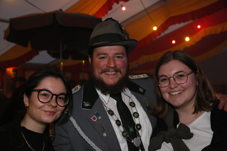 Mit einem 70 Teiler erschoss sich Melvin Küster den Majestätentitel - Das sind die schönsten Bilder vom Schützenfest in Isenbüttel