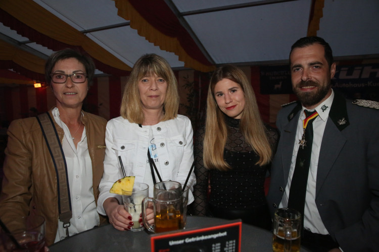 Mit einem 70 Teiler erschoss sich Melvin Küster den Majestätentitel - Das sind die schönsten Bilder vom Schützenfest in Isenbüttel