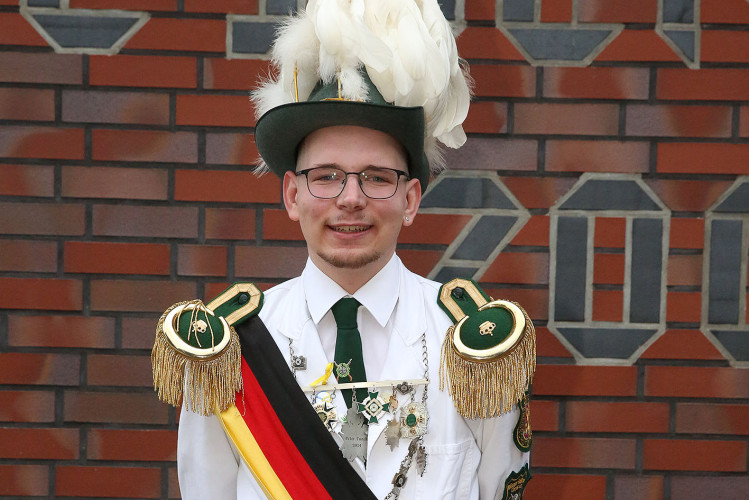 Mit einem 70 Teiler erschoss sich Melvin Küster den Majestätentitel - Das sind die schönsten Bilder vom Schützenfest in Isenbüttel