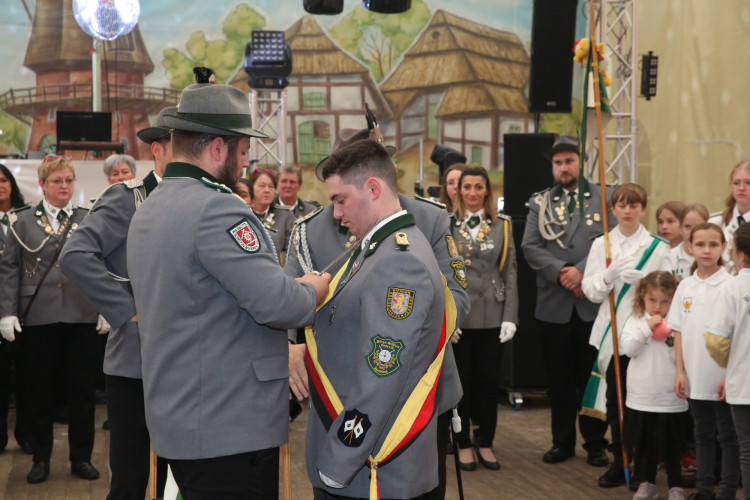 Mit einem 70 Teiler erschoss sich Melvin Küster den Majestätentitel - Das sind die schönsten Bilder vom Schützenfest in Isenbüttel