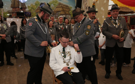 Mit einem 70 Teiler erschoss sich Melvin Küster den Majestätentitel - Das sind die schönsten Bilder vom Schützenfest in Isenbüttel
