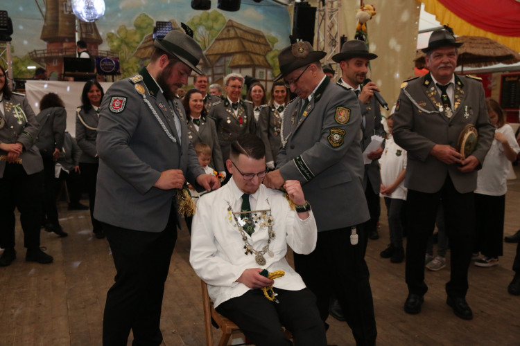 Mit einem 70 Teiler erschoss sich Melvin Küster den Majestätentitel - Das sind die schönsten Bilder vom Schützenfest in Isenbüttel