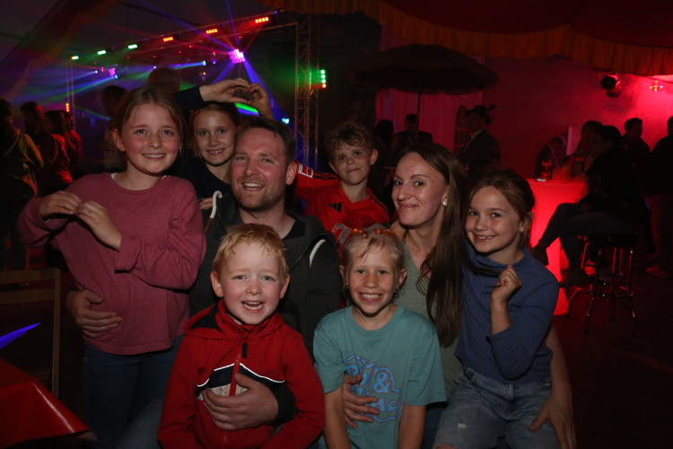 Mit einem 70 Teiler erschoss sich Melvin Küster den Majestätentitel - Das sind die schönsten Bilder vom Schützenfest in Isenbüttel