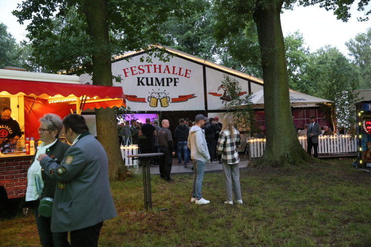 Mit einem 70 Teiler erschoss sich Melvin Küster den Majestätentitel - Das sind die schönsten Bilder vom Schützenfest in Isenbüttel