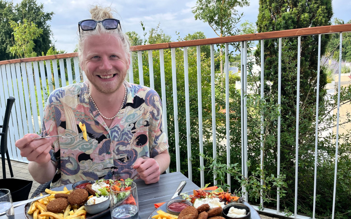 Mit Freibadpommes lebt die Gifhorner Kindheit auf - Gastro-Tester Malte Schönfeld verbringt einen Nachmittag in der Allerwelle