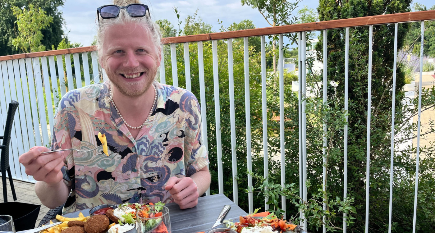 Mit Freibadpommes lebt die Gifhorner Kindheit auf - Gastro-Tester Malte Schönfeld verbringt einen Nachmittag in der Allerwelle