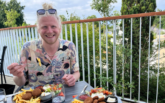 Mit Freibadpommes lebt die Gifhorner Kindheit auf - Gastro-Tester Malte Schönfeld verbringt einen Nachmittag in der Allerwelle