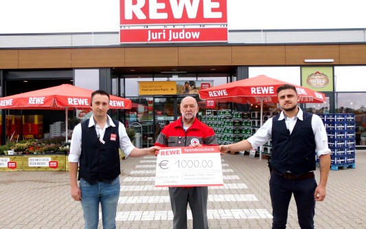 Mit Leergut Gutes tun - Rewe Markt in Calberlah spendet 1000 Euro Pfand ans DRK