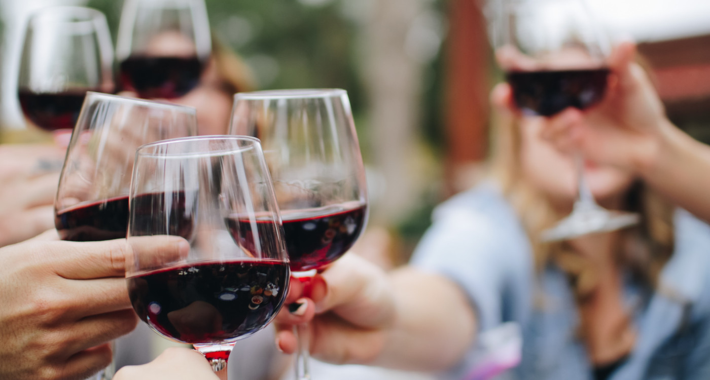 Mmmh, da nehme ich vielleicht noch ein Fläschchen: Kästorf lädt zu seinem ersten Weinfest