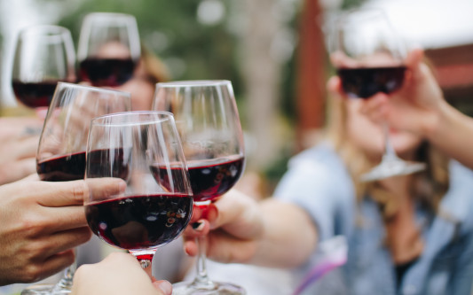 Mmmh, da nehme ich vielleicht noch ein Fläschchen: Kästorf lädt zu seinem ersten Weinfest