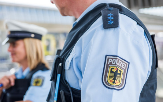 MTV-Gifhorn-Fans wollten Fahne klauen - Großaufgebot von Polizei und Bundespolizei trennt die rivalisierten Fans