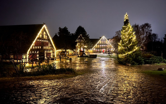 Mühlenweihnacht auf dem Dorfplatz: Premiere für Musik, Lesungen und winterliches Ambiente im Mühlenmuseum Gifhorn