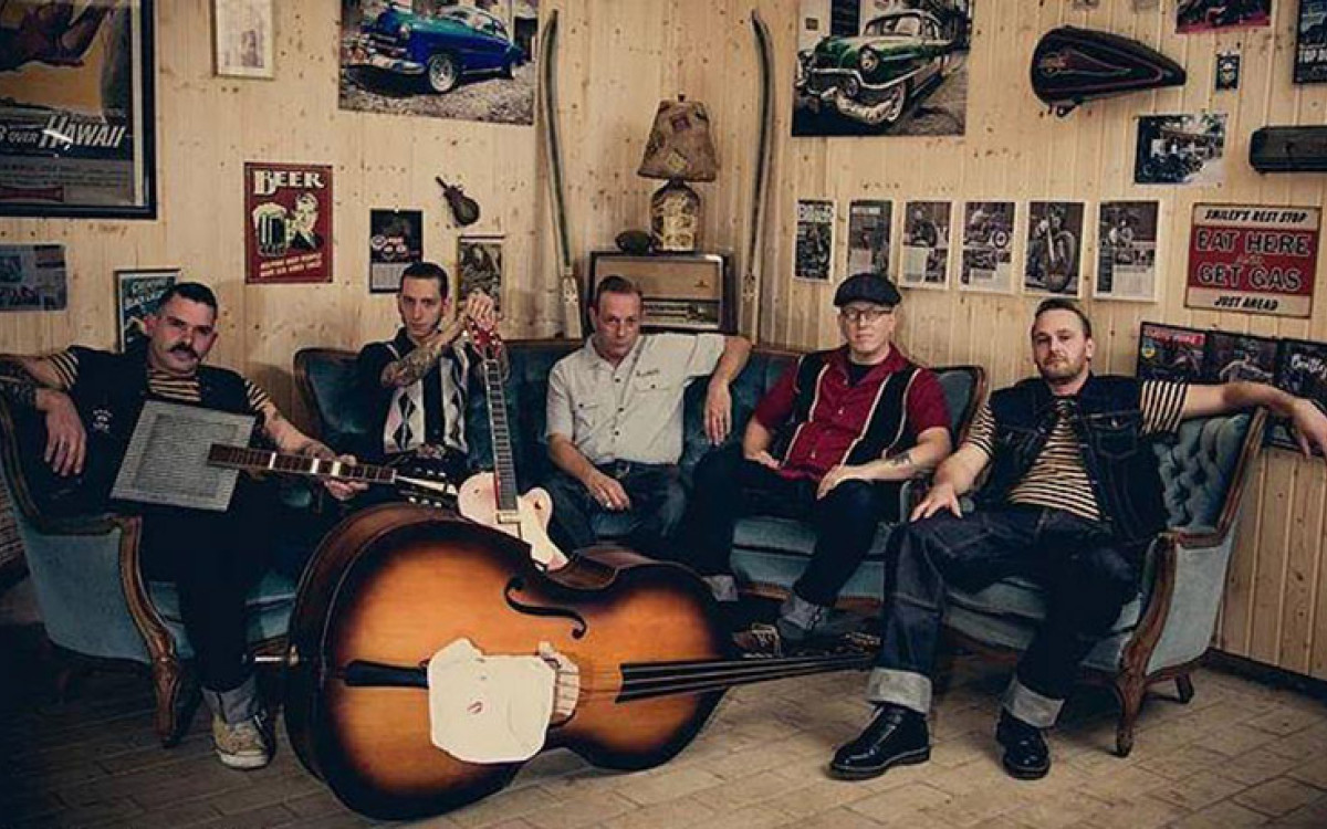 Musik mit Jeanshemd in der Hose: Die Rhythm Torpedoes lassen auf dem Gifhorner Altstadtfest die 50er-Jahre aufleben