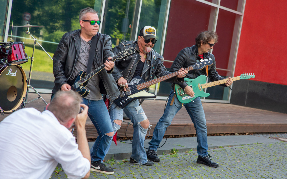 Musikvideo-Premiere bei Gifhorns Online-Schützenfest - Volker Schlag, Kultbahnhof-Band und Waterloo-Kapelle gehen zusammen durch das Feuer
