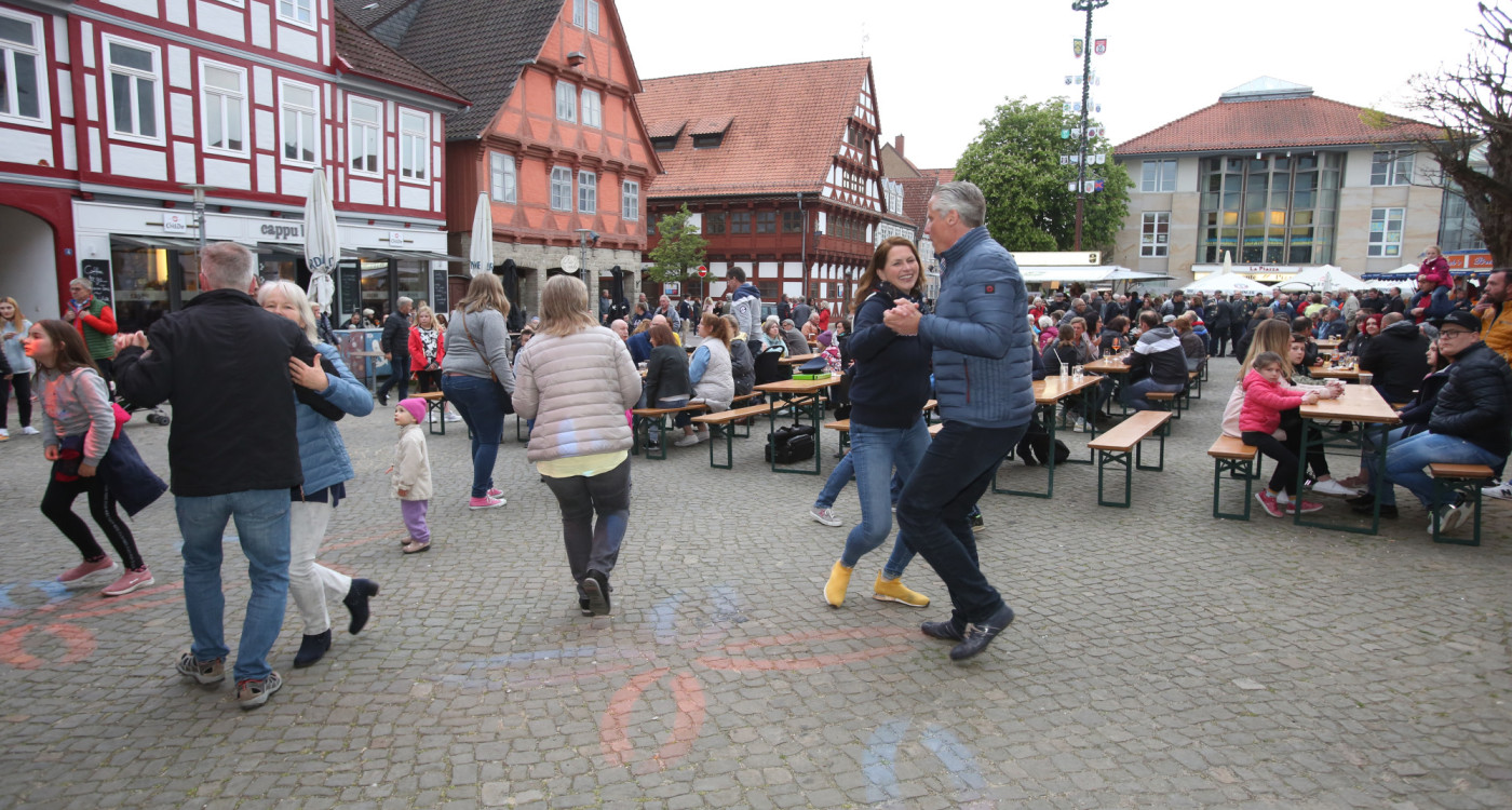 Nach dem Riesenerfolg im Vorjahr: Gifhorns Tanz in den Mai auf dem Marktplatz geht in Runde zwei