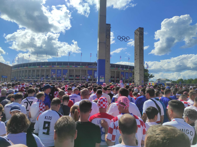 Nervenkitzel, Sammelkarten und Pivo: KURT-Redakteur Malte Schönfeld jubelt live bei der Fußball-Europameisterschaft in Berlin für Kroatien
