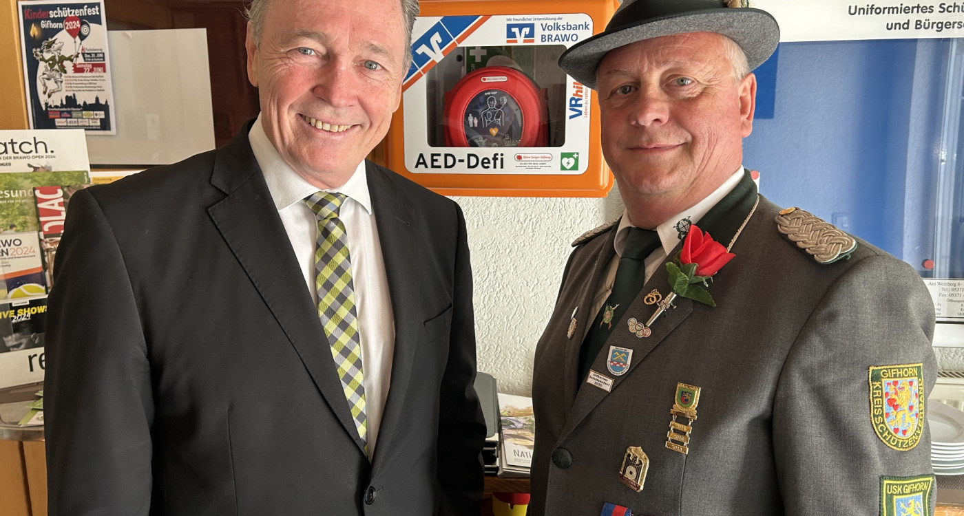 Neuer Defibrillator fürs Gifhorner Schießheim – Volksbank stiftet frei zugängliches Lebensrettungsgerät