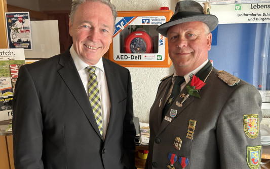 Neuer Defibrillator fürs Gifhorner Schießheim – Volksbank stiftet frei zugängliches Lebensrettungsgerät