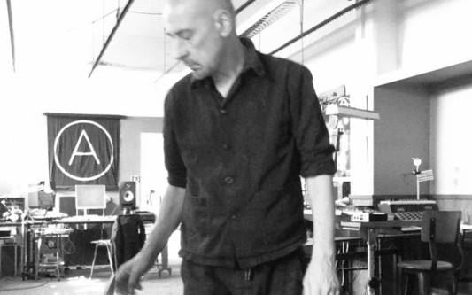 Nicht nur Anti-Pop, der Ketten sprengt: Christian Riebe aus Hannover und Golden Jet begeistern mit Industrial-LP